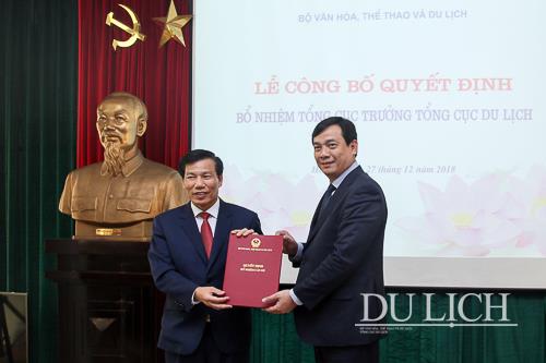 Bộ trưởng Bộ VHTTDL Nguyễn Ngọc Thiện (trái) trao Quyết định cho ông Nguyễn Trùng Khánh